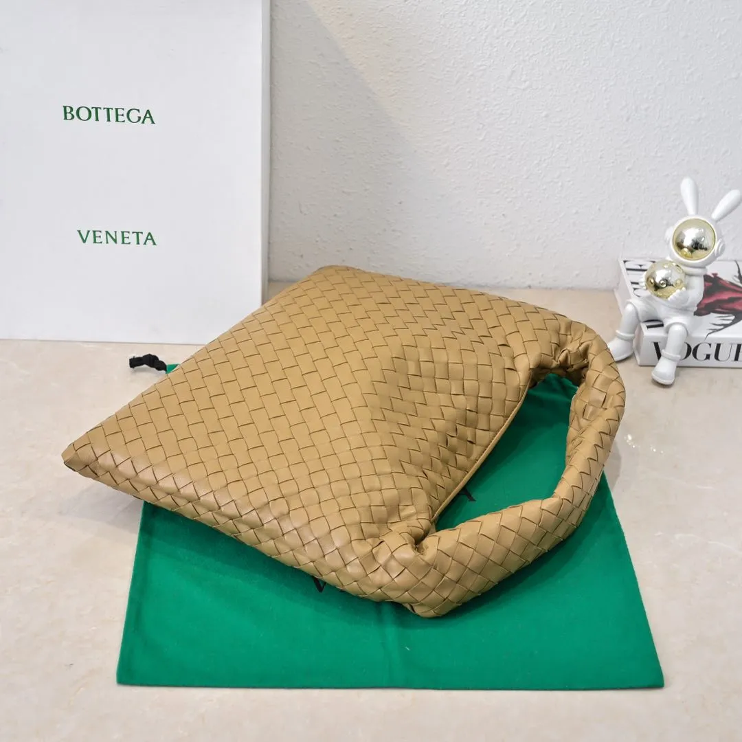 Batch 1960 #Bv new medium-sized HOP bag, the bag body and handles are made of a whole piece of woven leather. The bag body is soft and lazy. Hop symbolizes the praise of innovation and eternal craftsmanship [love]. The pyramid silhouette combines practicality and fashion. It is modern and casual, and the bag mouth is double-sided closed design, more convenient and safe! The cowhide texture also makes the bag more wear-resistant and durable. A must-have for fashionable ladies who like minimalism yet comfortable and casual! Size: 46x21x10cm Model: 6262